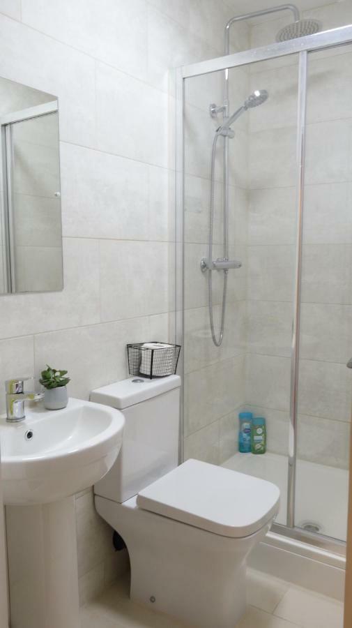 Luxury 2 Bed 2 Bath - Free Parking - 5Min To Airport - Sleeps 6 Apartment Ashford  Exterior foto