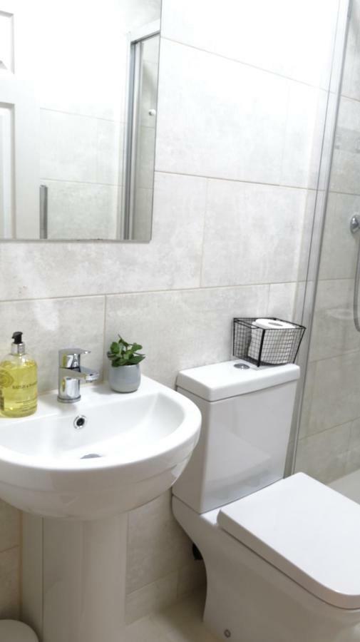 Luxury 2 Bed 2 Bath - Free Parking - 5Min To Airport - Sleeps 6 Apartment Ashford  Exterior foto